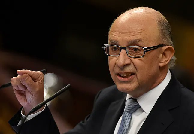 Este impresentable subió todos los impuestos:

- Subió El IRPF y el IVA del 18% al 21%
- Gravó con el 20% los premios de loterías
- Hizo una amnistía fiscal a los defraudadores
- Endureció deducciones y redujo bonificaciones a las empresas

Todo esto mientras estaba robando...