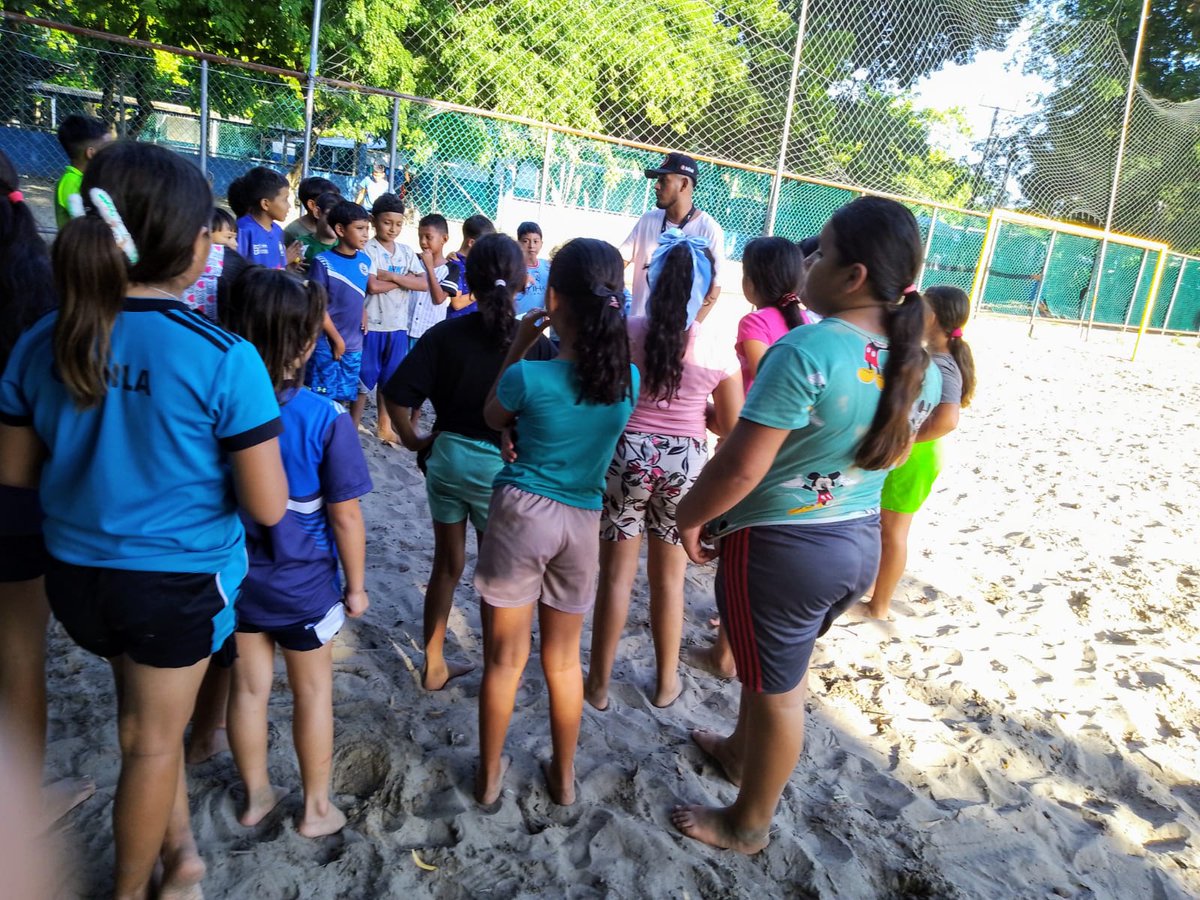 Bitcoinpirraya's tweet image. Otra tarde de entrenamiento, pero antes de empezar con el fútbol dimos paso a lo qe fue una pequeña charla con los niños, esta vez el tema fue el respeto, a lo cual los niños respondieron de una manera muy buena a esta pequeña reflexión.
@Bitcoinbeach
@IsaacGuerr83881