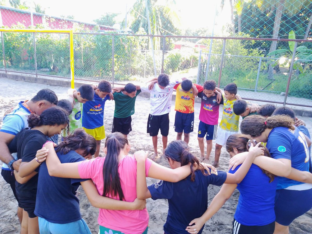 Bitcoinpirraya's tweet image. Otra tarde de entrenamiento, pero antes de empezar con el fútbol dimos paso a lo qe fue una pequeña charla con los niños, esta vez el tema fue el respeto, a lo cual los niños respondieron de una manera muy buena a esta pequeña reflexión.
@Bitcoinbeach
@IsaacGuerr83881