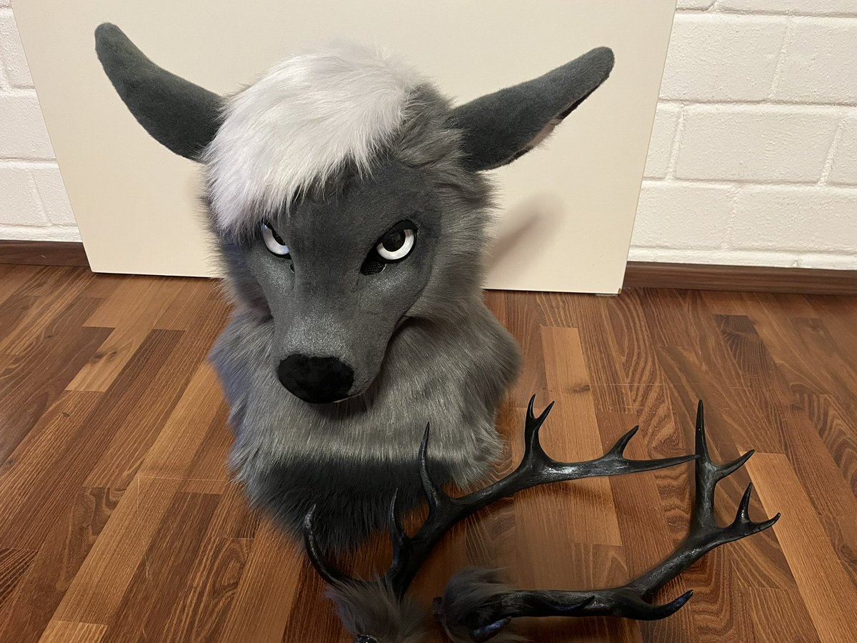 RedMoonHawk's tweet image. Finished fursuit head for ruckus the deer
•A moving jaw headbase
•Glass eyes
•Size adjustable head band
•3d printed hornes
(Can be removed for better transport )
•Some fur tuffs to cover the horn openings to wear without the hornes
•Removable magnetic tongue