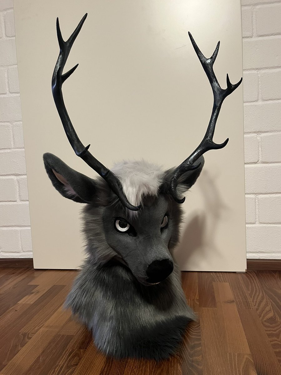 RedMoonHawk's tweet image. Finished fursuit head for ruckus the deer
•A moving jaw headbase
•Glass eyes
•Size adjustable head band
•3d printed hornes
(Can be removed for better transport )
•Some fur tuffs to cover the horn openings to wear without the hornes
•Removable magnetic tongue