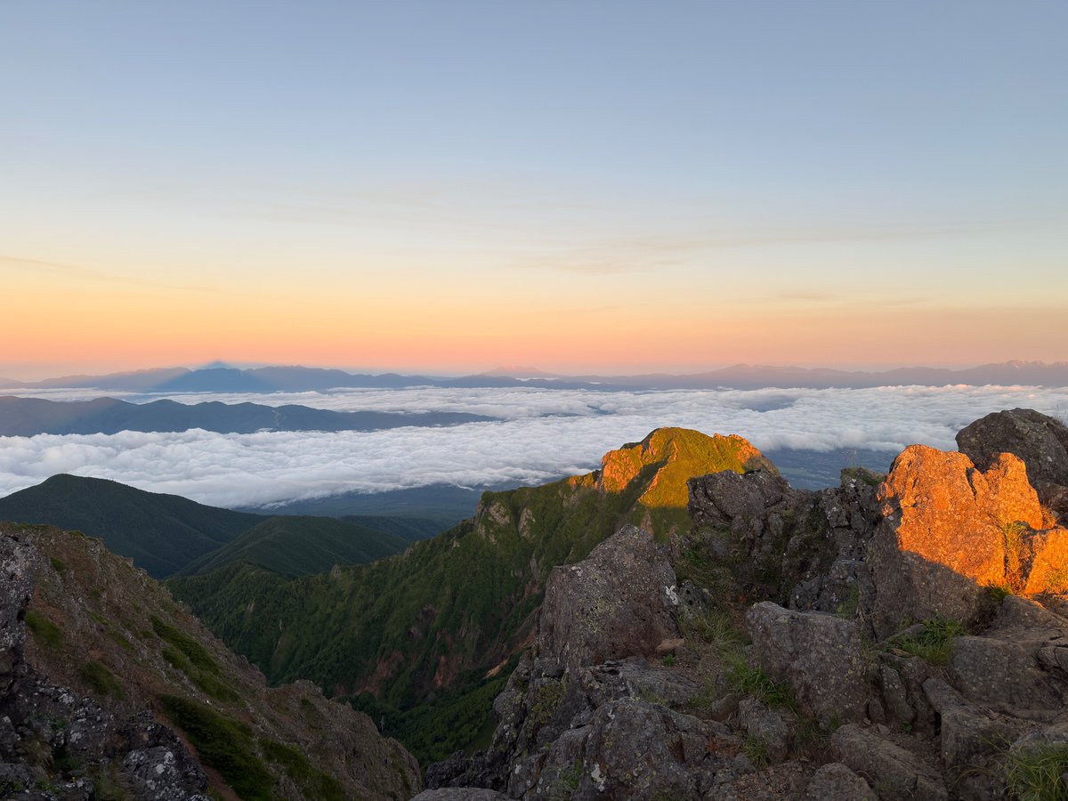 akadake2899m's tweet image. おはようございます。今朝の赤岳は晴れです。気温は8℃。やや強い西風が吹いています。
#赤岳
#八ヶ岳