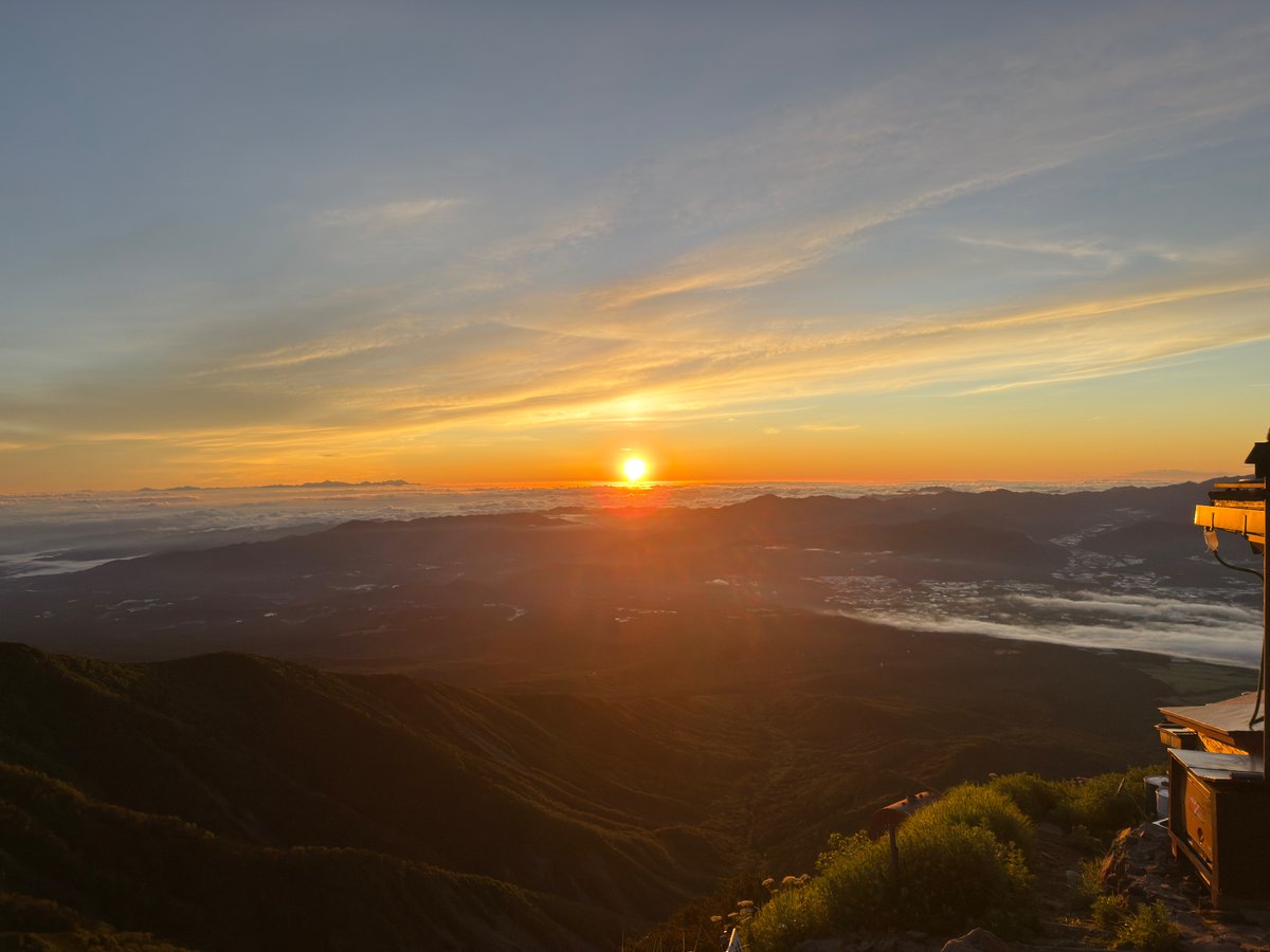 akadake2899m's tweet image. おはようございます。今朝の赤岳は晴れです。気温は8℃。やや強い西風が吹いています。
#赤岳
#八ヶ岳