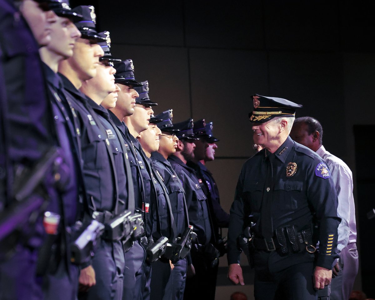 AuroraPD's tweet image. Congratulations and welcome to the 36 new officers of class 25-1B who graduated from the Academy on Thursday and officially joined our ranks!🎉
Recruits go through more thank 1,000 hours of rigorous training over a 26-week period. Congratulations and welcome to the 36 new…