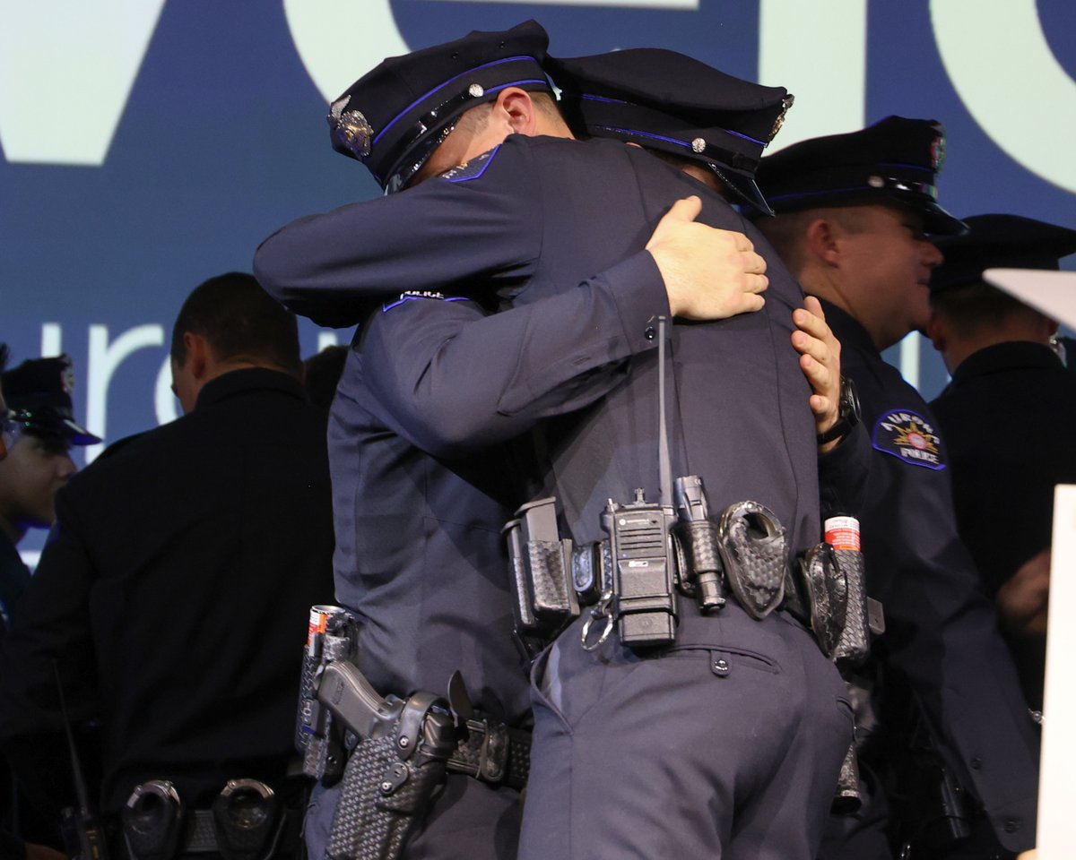 AuroraPD's tweet image. Congratulations and welcome to the 36 new officers of class 25-1B who graduated from the Academy on Thursday and officially joined our ranks!🎉
Recruits go through more thank 1,000 hours of rigorous training over a 26-week period. Congratulations and welcome to the 36 new…