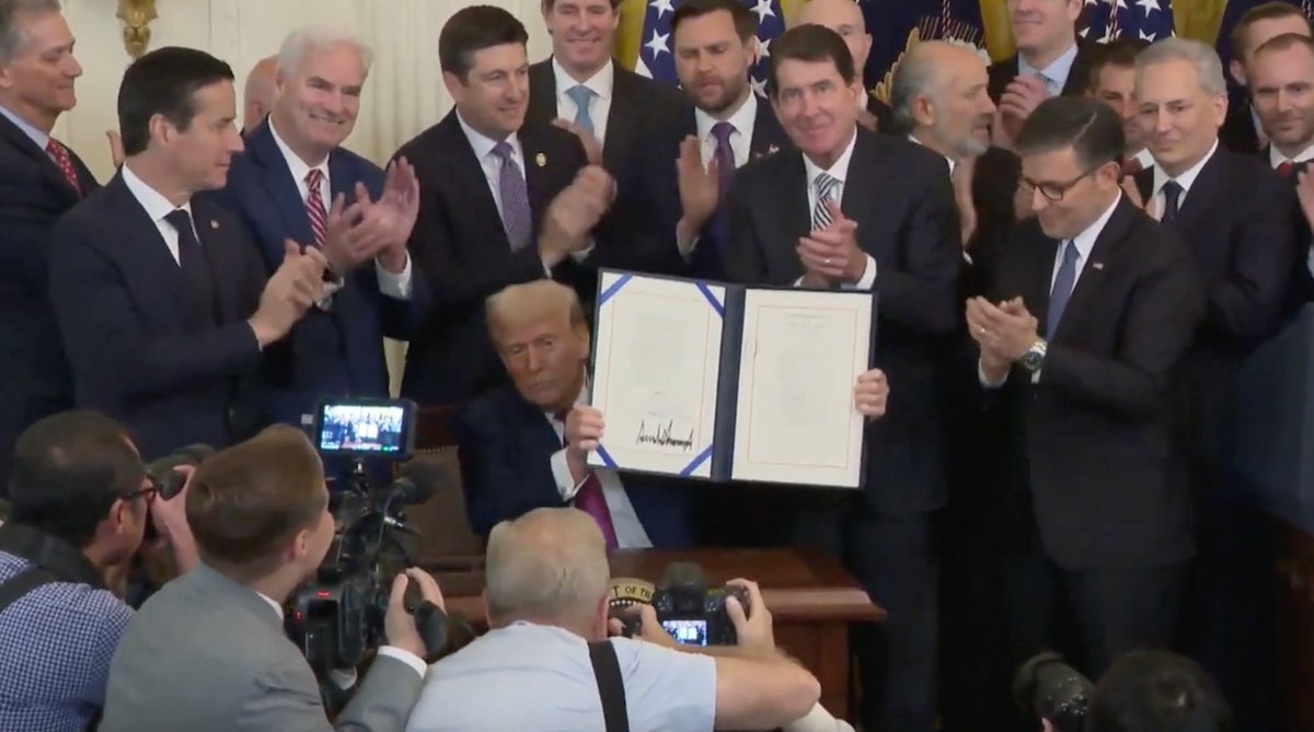 SenatorHagerty's tweet image. .@POTUS just signed my bill—the GENIUS Act—into law.
Proud to be there for this historic moment. This is the first crypto legislation ever signed into law in the United States.
A major win for American innovation, leadership, and the future. 🇺🇸