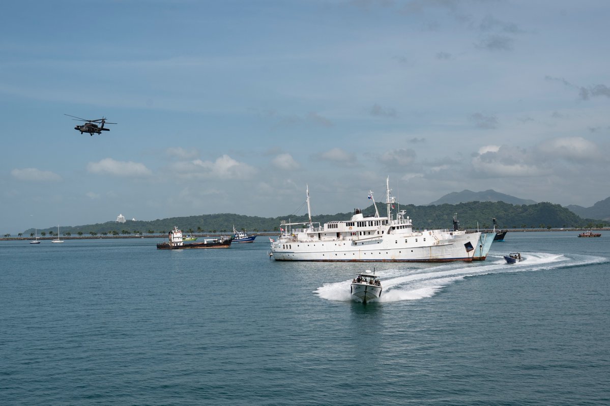 JTF_Bravo's tweet image. A JTF-Bravo UH-60 Blackhawk provided simulated overhead support for @SOCSOUTH and @senafrontpanama, @aeronavalpanama special forces members during their final visit, board, search and seizure training during #panamaxalfa2025 day 4.
@MinSegPma
#StrongerTogether #regionalstability