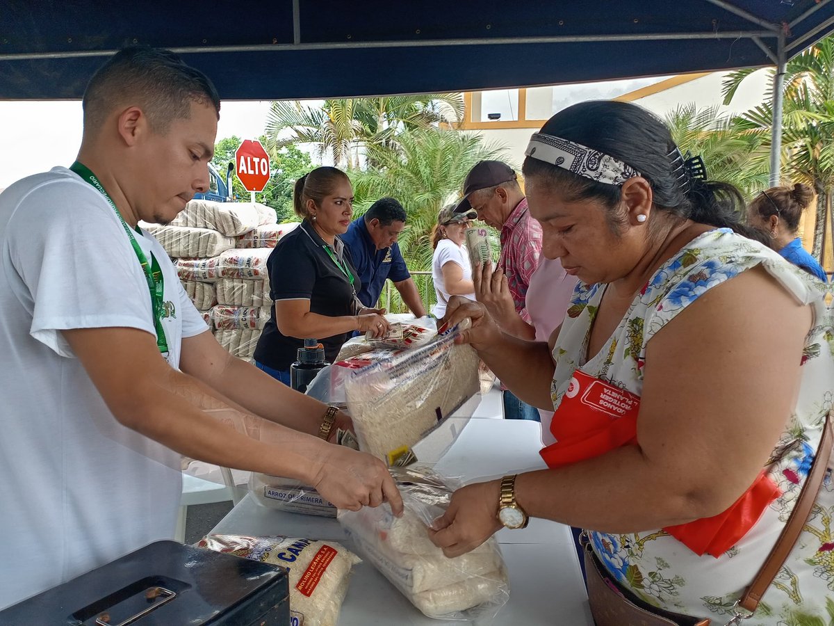 IMA_Pma's tweet image. En una feria Interinstitucional realizada en el Parque Central de Boquerón, el IMA Chiriquí participó con una agroferia, la cual benefició a 1,875 personas.
Se ofertaron, un total de 37,500 libras de arroz de primera calidad.
#ConPasoFirme