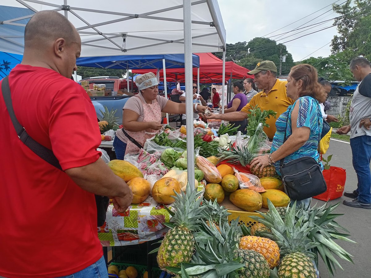 IMA_Pma's tweet image. En una feria Interinstitucional realizada en el Parque Central de Boquerón, el IMA Chiriquí participó con una agroferia, la cual benefició a 1,875 personas.
Se ofertaron, un total de 37,500 libras de arroz de primera calidad.
#ConPasoFirme