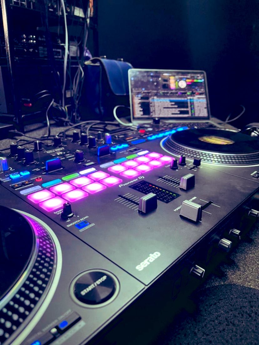 HannzPromotion's tweet image. Deejays with their slogans

1. Sir @DeRiddimselekta - Steppin Lazor 
2. @macdj43 - Mr Show Time
3. @DeejBanxx - Mr Good Vibes 
4. @DjHjozeh - Mr Cool Stuff
5. @JeffDJtheguy - The Guy
6. @DeejayBrizo - Party Breeze
7. @DjNatiJ - Mr Representing Everywhere 
8. @DeejMats - !???????