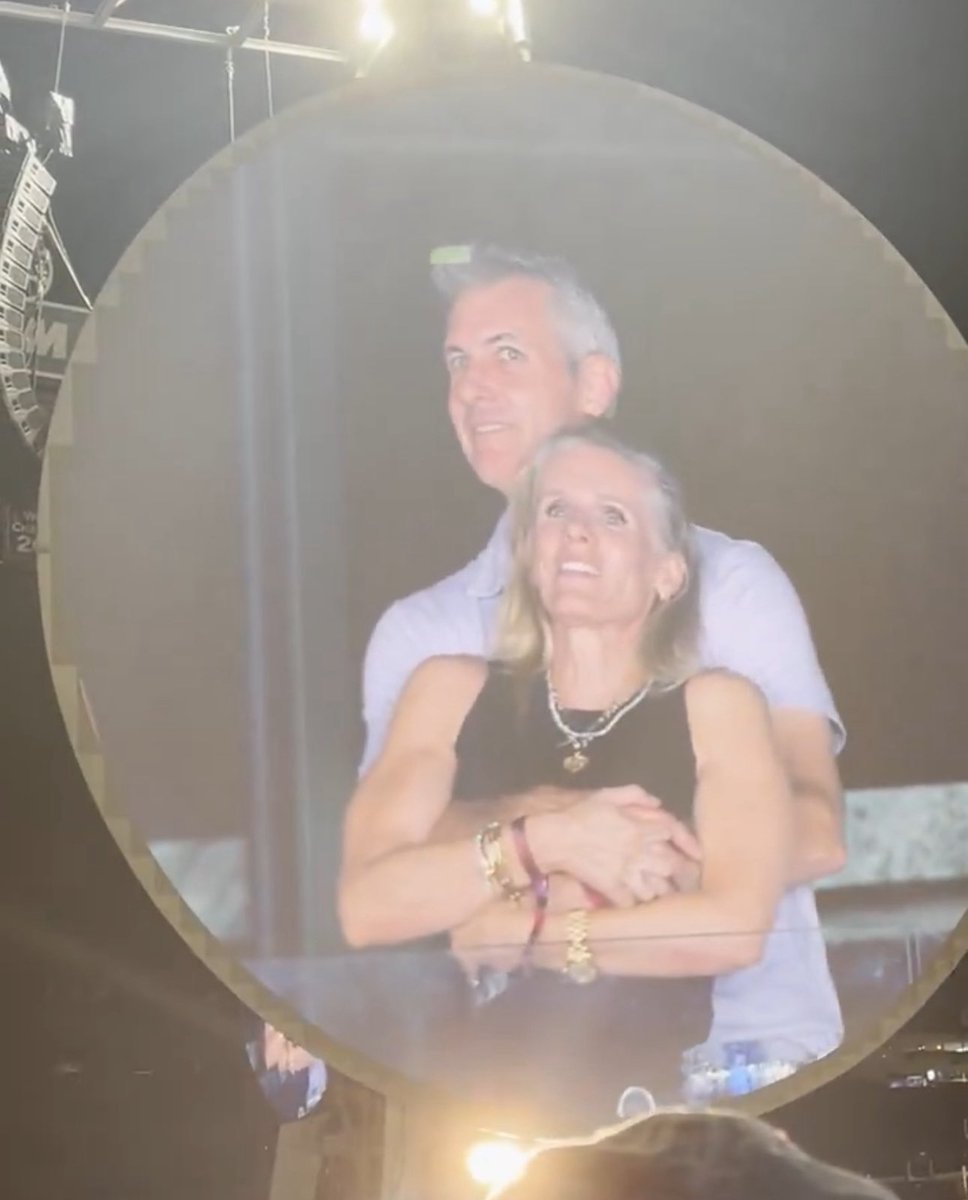 ARmastrangelo's tweet image. The moment the most popular couples Halloween costume of 2025 was born.