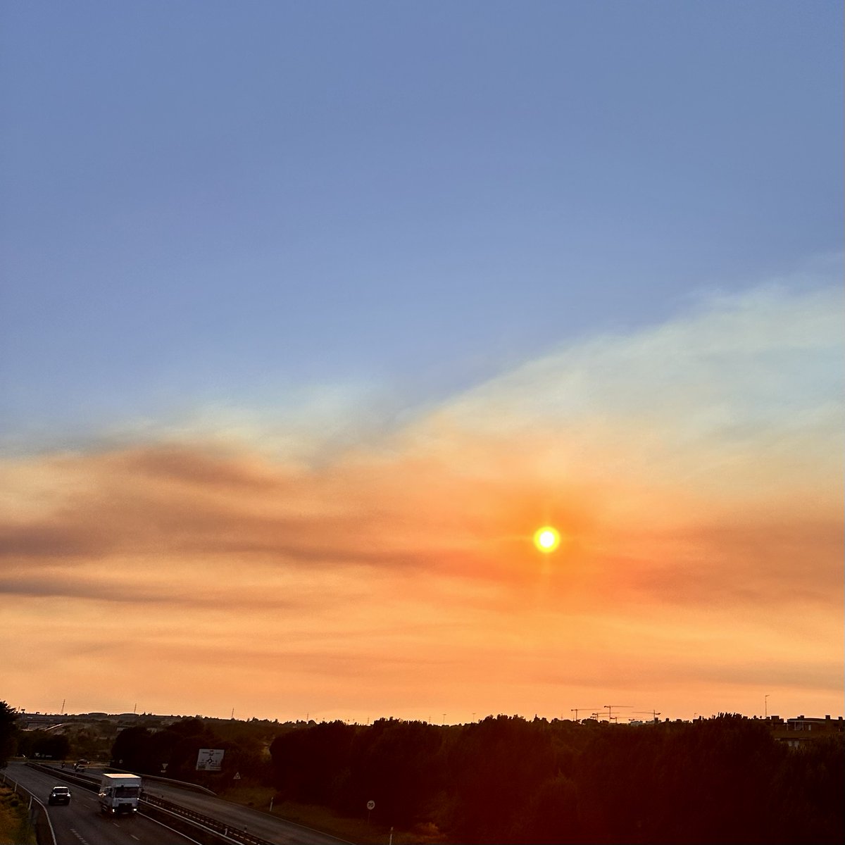 De Madrid al cielo. Esta tarde, muy rojo, encendido. 
Los bomberos de la Comunidad de las "cervecitas" están en huelga. Arde el monte y se congela su salario: Reivindican que el convenio caducado hace casi 20 años no tiene en cuenta la peligrosidad, penosidad ni toxicidad de sus