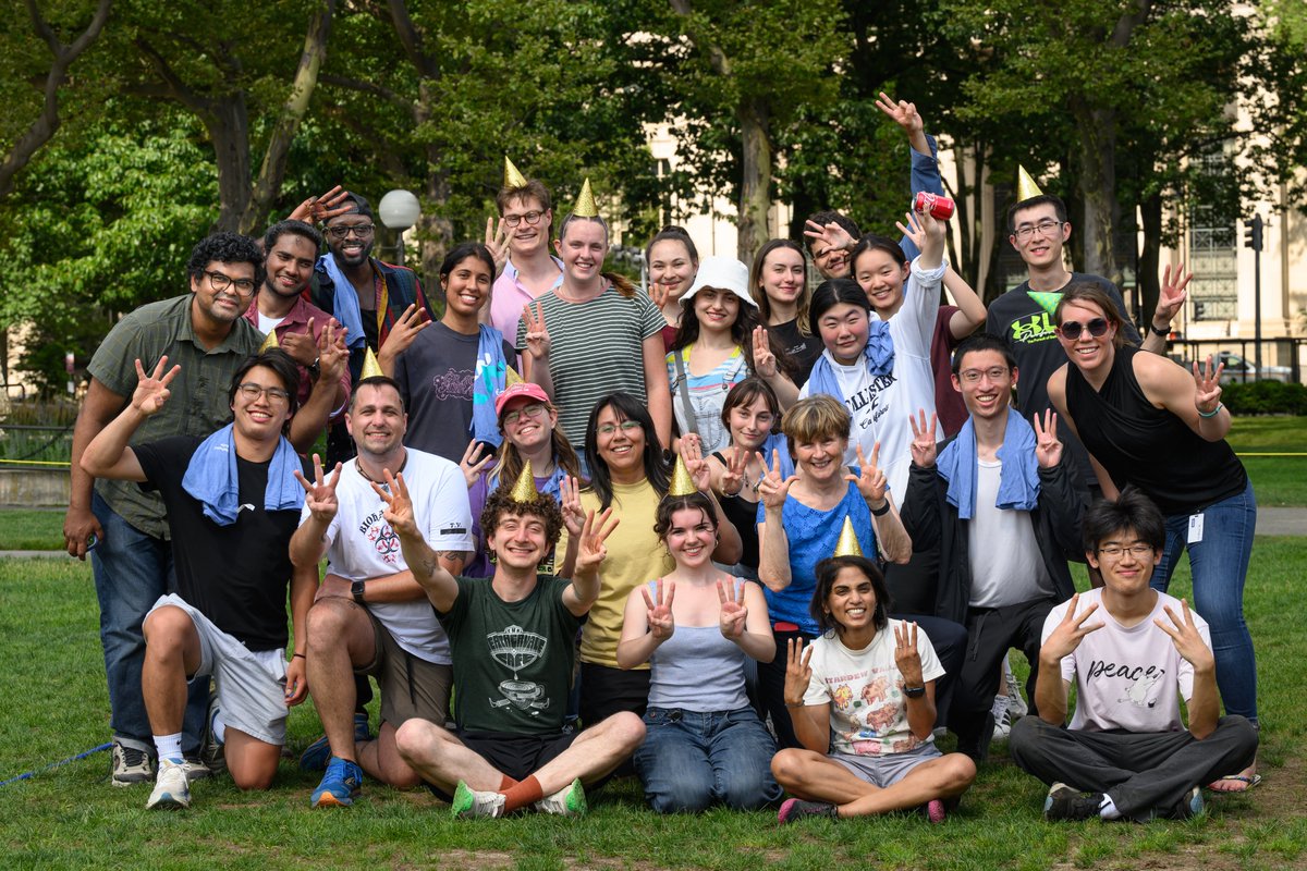 WhiteheadInst's tweet image. Here are some highlights from Whitehead Institute's annual summer BBQ! ☀️🌭
As per tradition, we had some friendly competition between labs, playing tug of war and giant jenga.