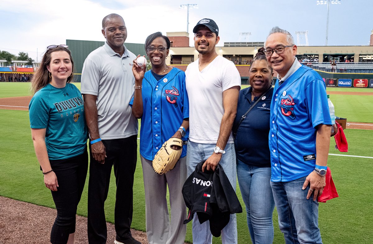 JTAFLA's tweet image. Last week, JTA employees cheered the Jumbo Shrimp on to victory while celebrating the recent launch of NAVI, the nation’s first public transportation service powered by autonomous vehicles (AVs).
It was a great night of baseball, team spirit, and innovative mobility! 🚙 ⚾…