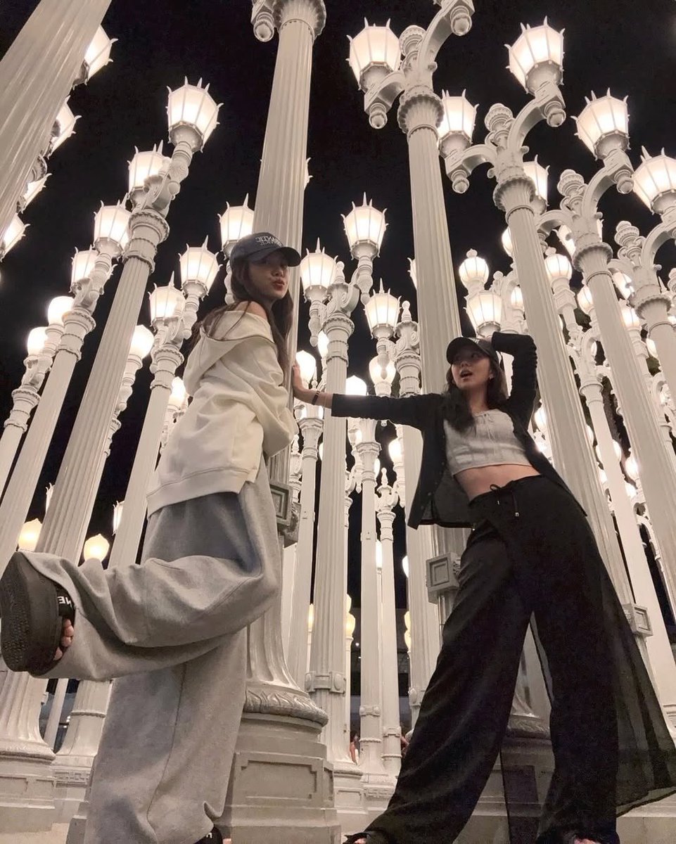NEWSJISOO's tweet photo. Jisoo and Soojin!!! 🩷👯‍♀️ https://t.co/v8FlDXRipr
