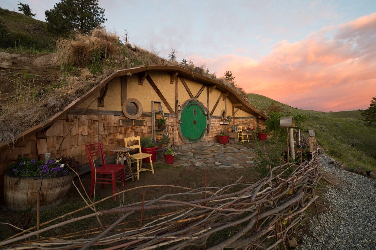 places2escape's tweet photo. 📍Place To Stay of the Week
🛏️Hobbit Inn
🇺🇸 Orondo, Washington State (USA) https://t.co/HiodRFNpbo