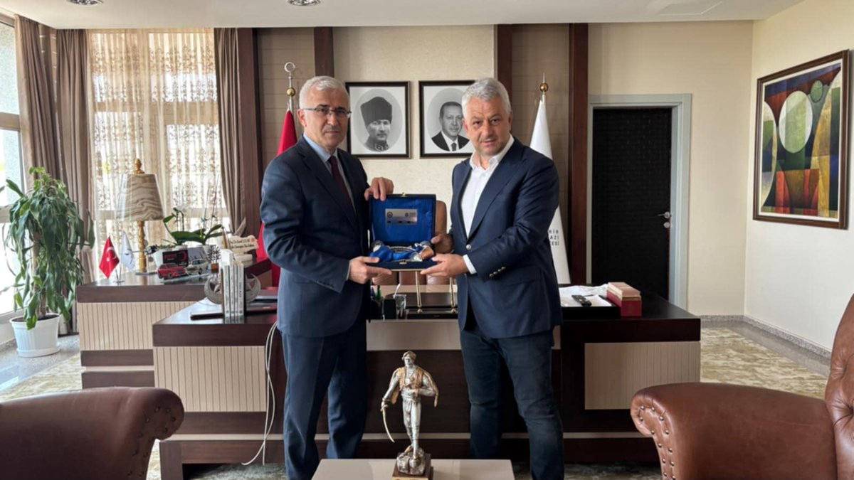 Federasyon Başkanımız Sayın Hüseyin Güler, 16-18 Ekim 2025 tarihlerinde Eskişehir’de gerçekleştireceğimiz “Uluslararası Halk Oyunları Kongresi” projemiz kapsamında, Eskişehir Osmangazi Üniversitesi Rektörü Sayın Prof. Dr. Kamil Çolak’ı makamında ziyaret etti.

Görüşmede