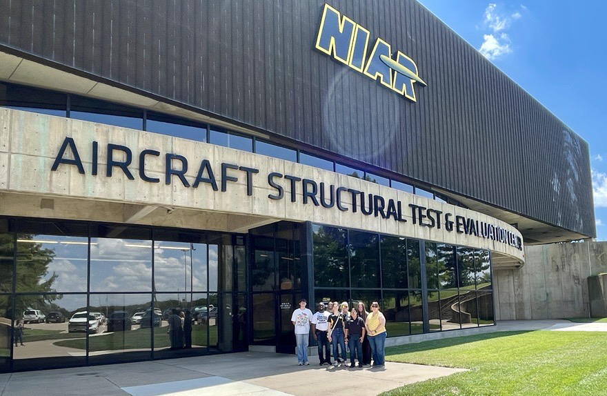 ShockerCareer's tweet image. Behind the Scenes at NIAR!
The Shocker Career Accelerator toured NIAR’s AMP and ASTEC labs—home to carbon fiber machining, 3D printing, and massive aircraft testing (B-52, F-35 & more!).
Thanks, NIAR, for showing how Wichita leads in innovation. #ShockersUp #NIAR @niarwsu