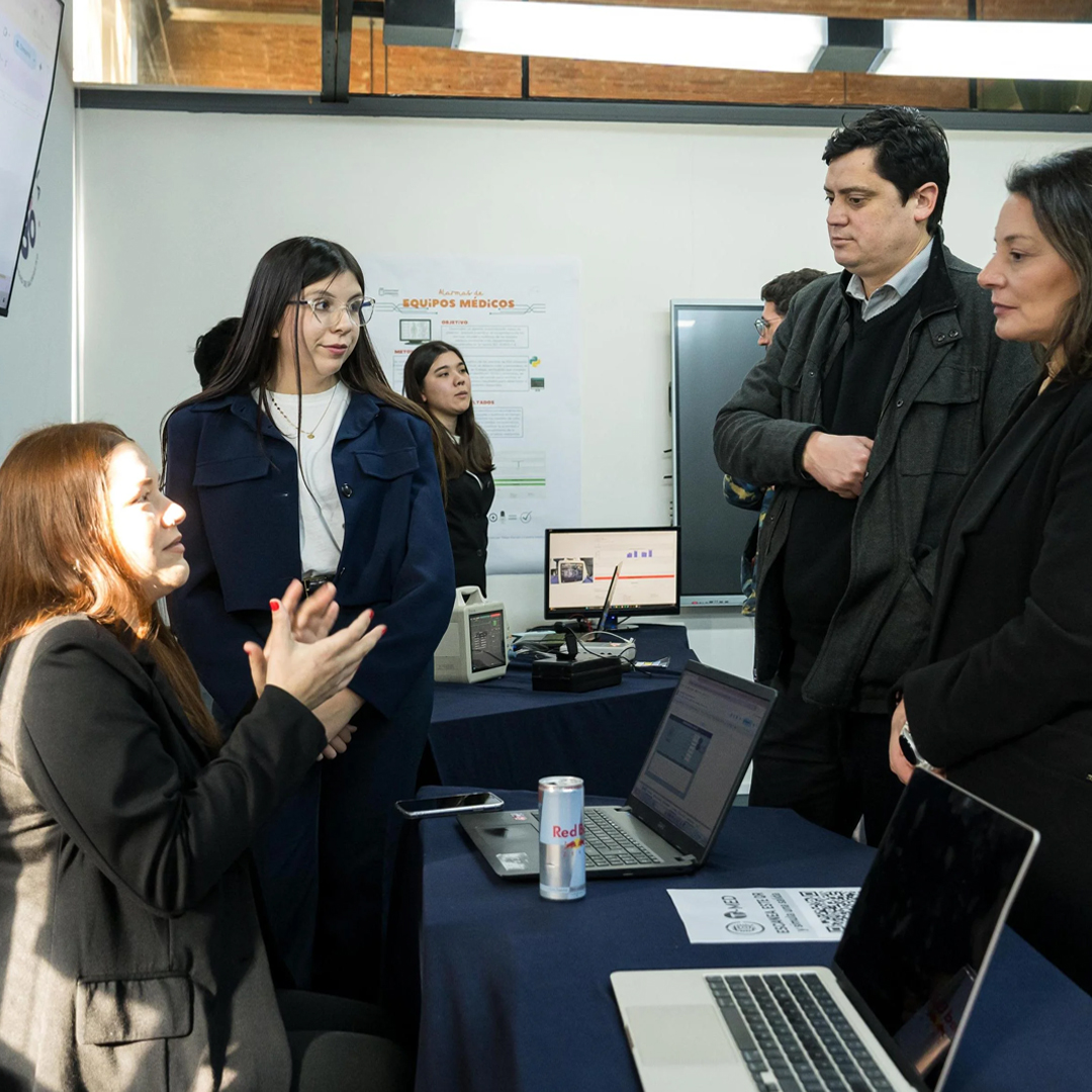Estudiantes presentaron sus proyectos en tradicional Feria de Soluciones Biomédicas. Los detalles en la nota uv.cl/archivo-notici… #MeGustaLaUV