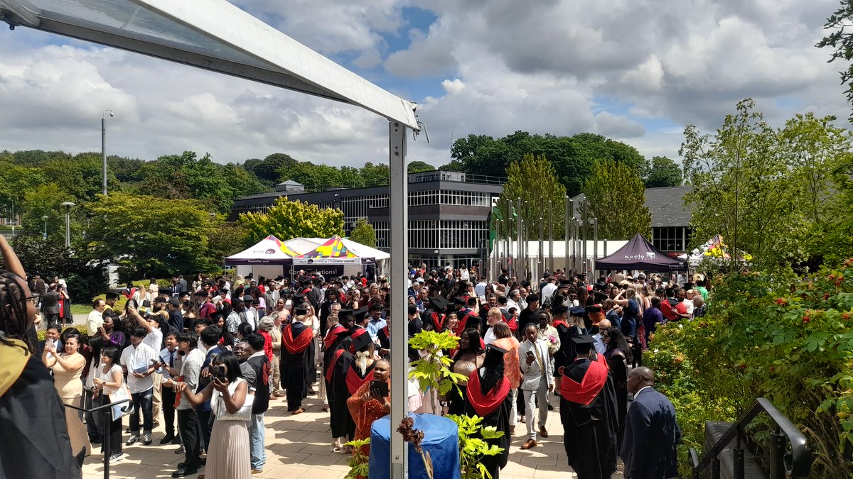 1StevieKilner's tweet image. Summer graduations at @KeeleUniversity - Day 5.
Baking hot......happy students.......sweaty families........knackered Welcome Team.
Great fun! 🥳
#KeeleBecause #Keele #Graduation2025 🎓👨🎓👩🎓