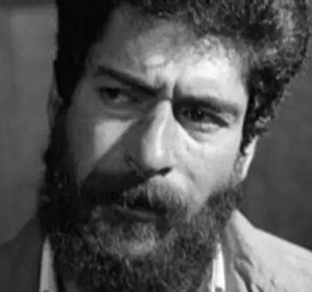 sfawakherji's tweet image. من صمود إلى جورج..
أبعدُ من الحب وأنبل طلب للزواج …
و عدم المسامحة :
( جورج عبد الله،
أتقدّم إليك بطلب الزواج…
قد تضحك، وأنا أضحك الآن — لا من عبثٍ، بل من الجد الذي يأتينا متخفيًا في ثياب المزاح.
دعنا نقُل إنني قررت أن أعيش مراهقتي المؤجّلة بين الكلمات، أن أكذب على الزمن كما…