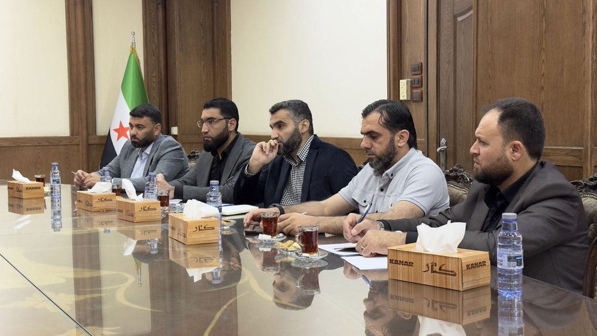 SyrMOfE's tweet image. بهدف تطوير آليات العمل، اجتمع مدير الإدارة العامة للكهرباء المهندس "عمر شقروق" ومعاونه الأستاذ "أحمد حسون" مع وفد من الهيئة المركزية للرقابة والتفتيش، حيث جرى عرض هيكلية الهيئة وآليات عملها الجديدة
كما نوقشت ملاحظات ومقترحات لتطوير أساليب الرقابة وتعزيز الشفافية والكفاءة في العمل