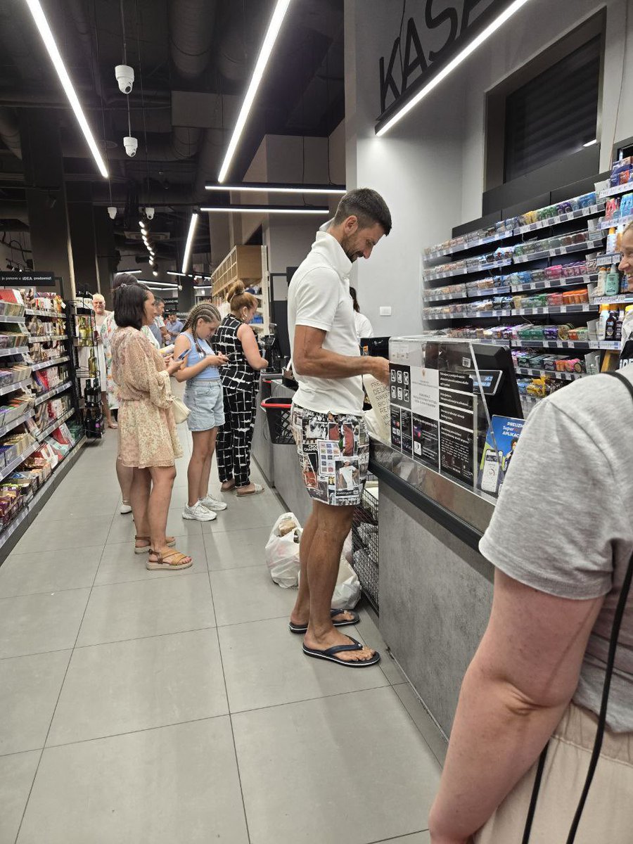 Стоим сегодня с мужем на кассе в супермаркете.  Говорю, что-то пиздец сегодня тут народу, причем что внутри, что снаружи. Причем все что-то мечутся с телефонами. Муж говорит, что, возможно, это потому что мужик перед нами на кассе - это Джокович.