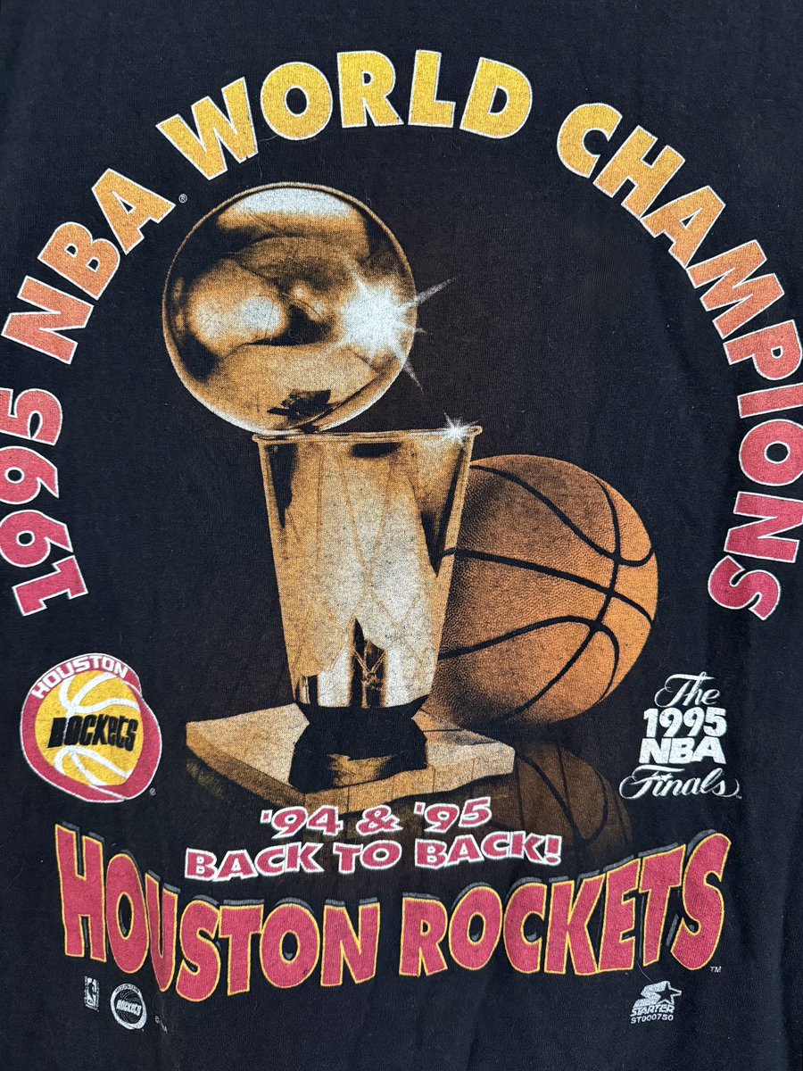 MsFuller_HMS's tweet image. For sale: Vintage 1995 Houston Rockets Back-to-Back Champs tee ๐
Size XL | Giant by Tultex | Starter licensed
$150 OBO โ Crossposted. All sales final.
DM to claim.
#vintagenba #houstonrockets #startervintage #90stee #rocketsnation #truevintage #retrostyle