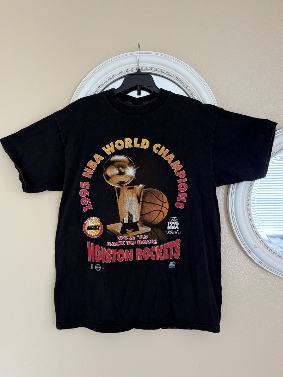 MsFuller_HMS's tweet image. For sale: Vintage 1995 Houston Rockets Back-to-Back Champs tee ๐
Size XL | Giant by Tultex | Starter licensed
$150 OBO โ Crossposted. All sales final.
DM to claim.
#vintagenba #houstonrockets #startervintage #90stee #rocketsnation #truevintage #retrostyle