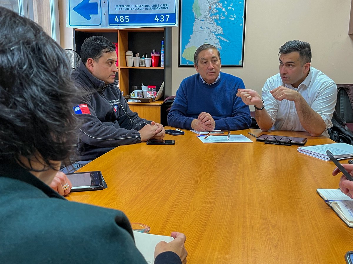 🚨 Coordinamos acciones para un transporte más seguro.

El seremi Pablo Joost se reunió con Seremi de Seguridad Pública <a href="/CarabLosLagos/">Carabineros Región de Los Lagos</a>, <a href="/SendaLosLagos/">Senda Los Lagos</a> para reforzar fiscalización y prevenir el consumo de drogas en el transporte.
¡Por una movilidad más segura y responsable! 🚍🚓