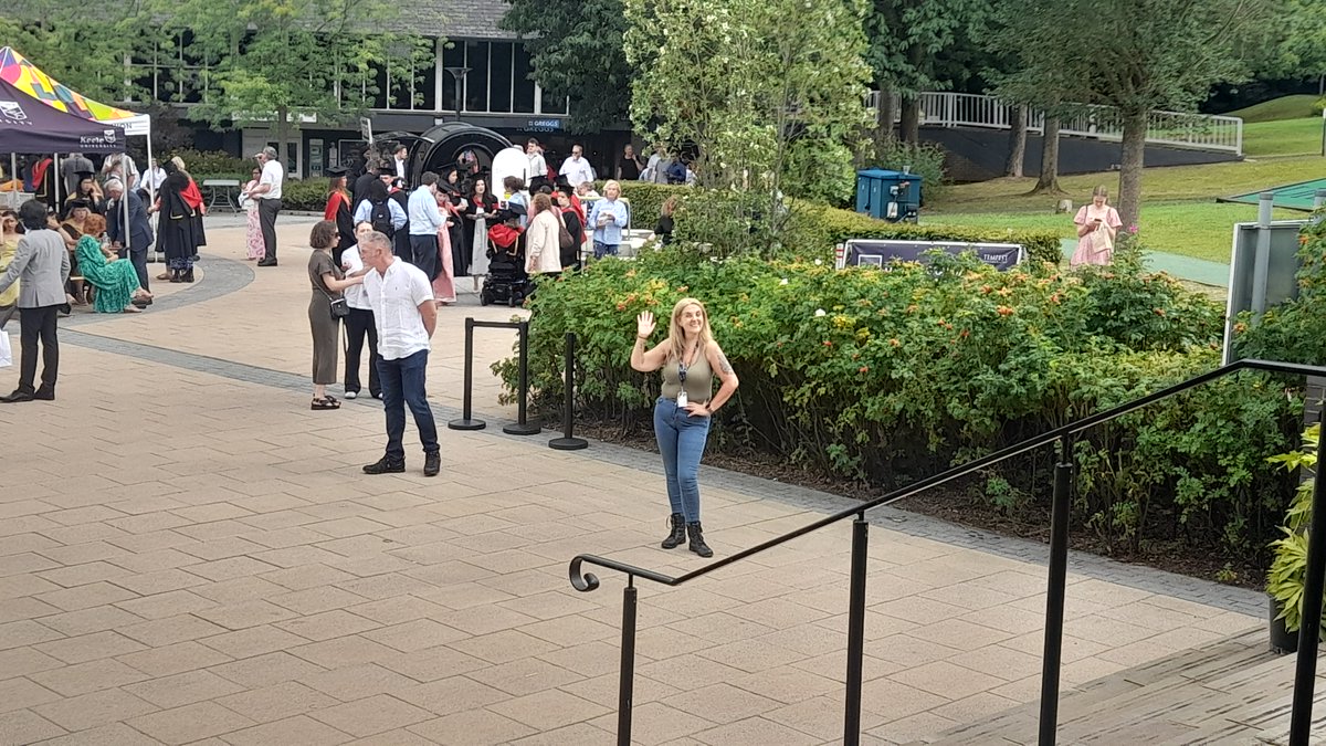 1StevieKilner's tweet image. Summer graduations at @KeeleUniversity - Day 5.
Baking hot......happy students.......sweaty families........knackered Welcome Team.
Great fun! 🥳
#KeeleBecause #Keele #Graduation2025 🎓👨🎓👩🎓