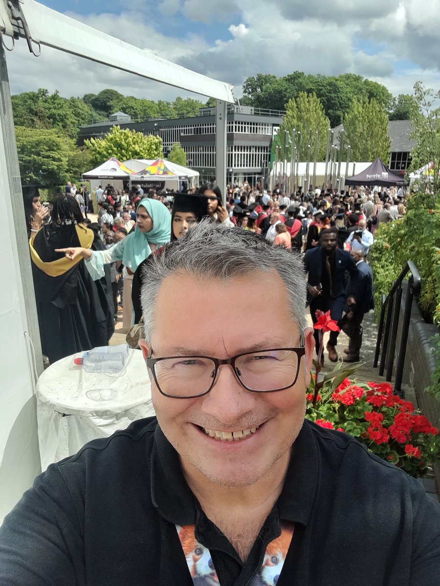 1StevieKilner's tweet image. Summer graduations at @KeeleUniversity - Day 5.
Baking hot......happy students.......sweaty families........knackered Welcome Team.
Great fun! 🥳
#KeeleBecause #Keele #Graduation2025 🎓👨🎓👩🎓