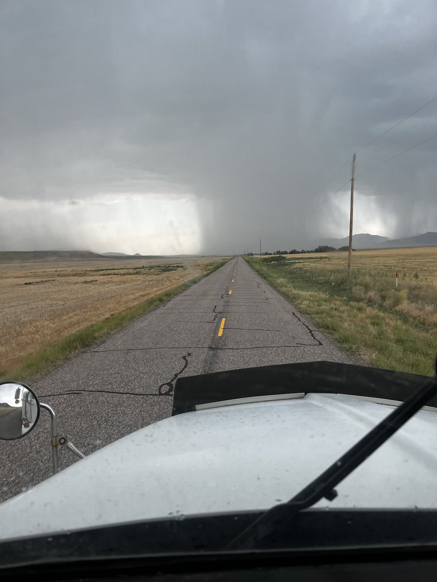 dustfrmer's tweet image. You know it's been damn dry when you've started harvest, and yet you are still glad to see it's capable of raining somewhere near you.
Lucked out and missed this one. Hope it hits a month from now.