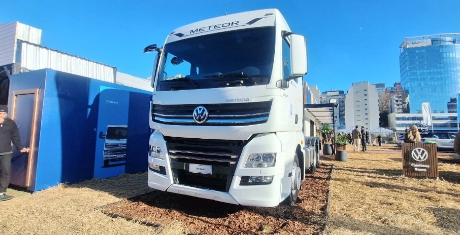 #Estopasaahora VW es el Rey en <a href="/LaRural_BsAs/">La Rural</a> única terminal automotriz presente en la Expo donde exhibe T-Cross, Amarok y Meteor. Novedad: VW Store con bicis, indumentaria y accesorios. Junto con Shell hay una innovadora pista real d mini pick-ups Amarok piloteadas desde cockpit!