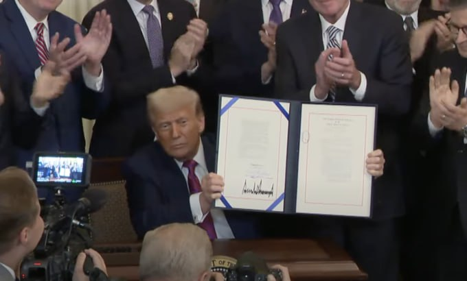🇺🇸 BREAKING: President Trump has officially signed the GENIUS Act into law.