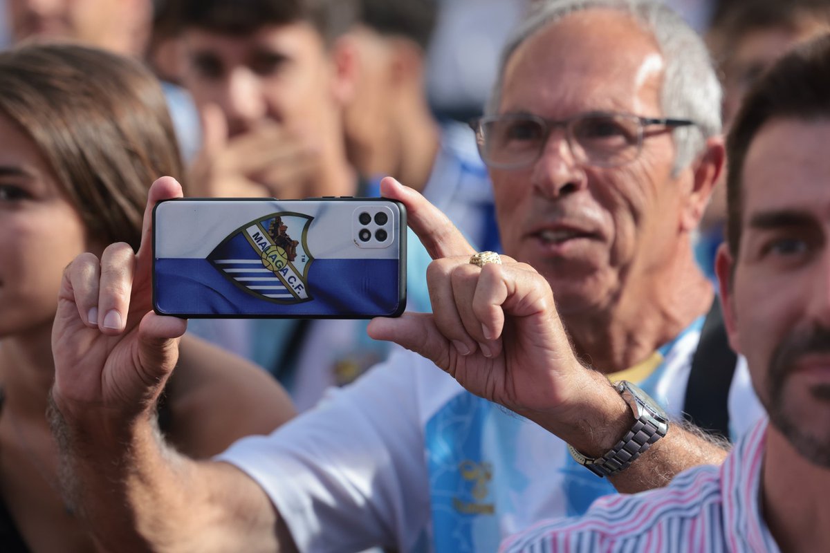 La vieja guardia no falla!!!
Este señor es de los que llevan al Málaga CF encima y por dentro