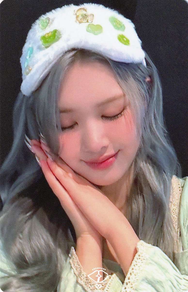 ANAASCANS's tweet photo. PURPLE KISS  퍼플키스  
Purple kiss 2025 seasons greetings  
[Purplicious Party] Bizent pob scans  
#PURPLE_KISS #퍼플키스 
#채인 #수안 #CHAEIN #SWAN #purplekissscans https://t.co/zwpJBX65n0