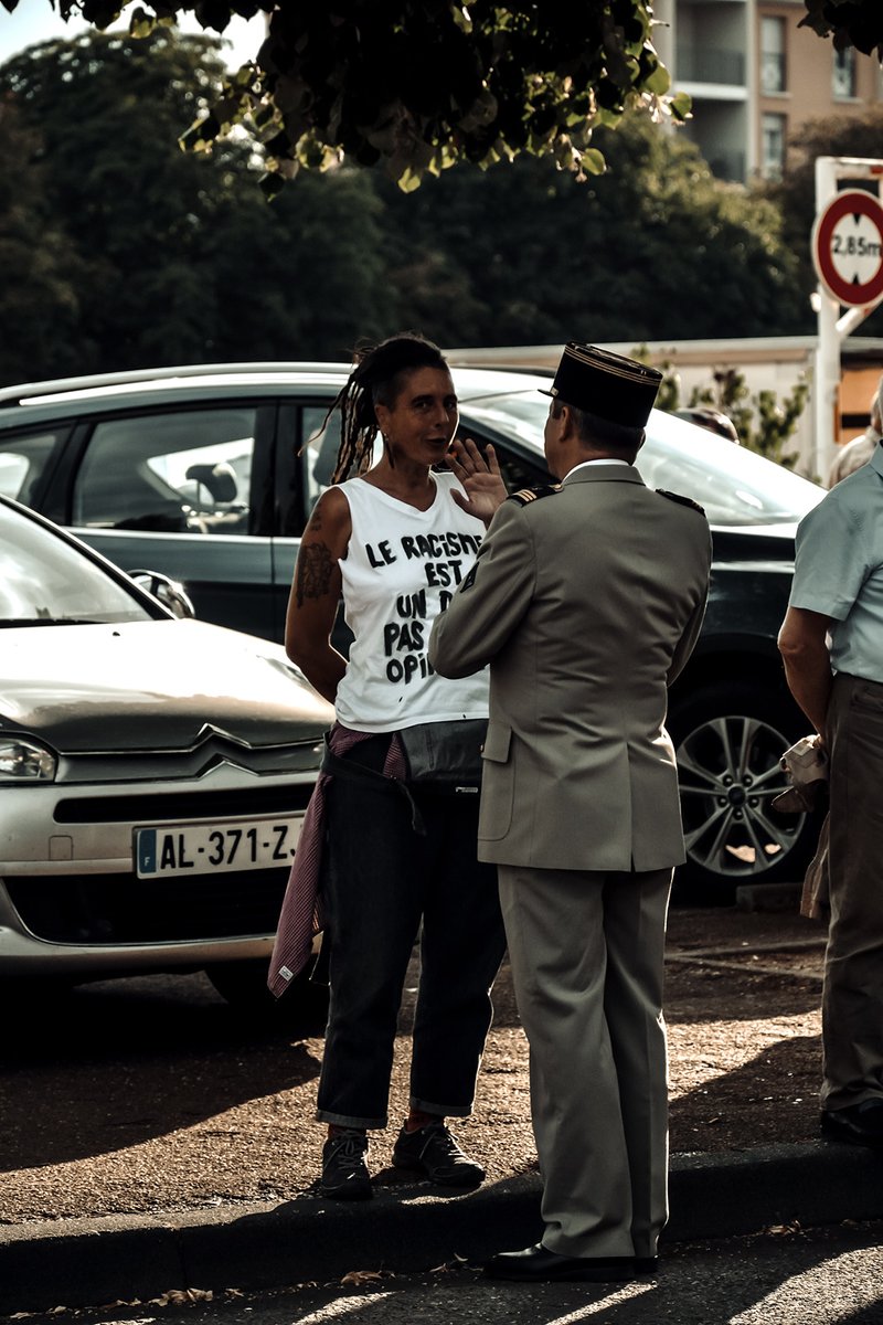 « Le racisme est un délit, pas une opinion » ✊
Une militante pacifique, censurée toute une cérémonie par un officier chargé de l’effacer des photos officielles. 
Alors qu'elle ne rappelle qu'une vérité.
📅 RDV 8 sept. 2025 @9 h – Palais de justice d’Auxerre #NoPasaran