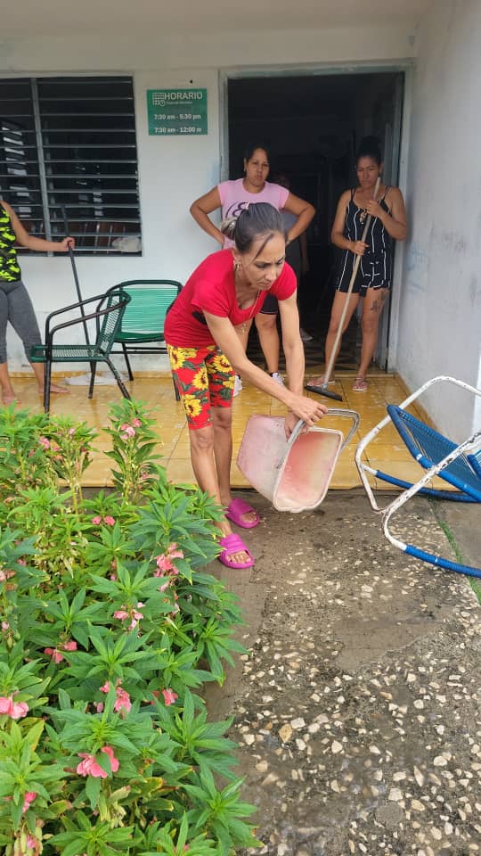 SubASocialFcia's tweet photo. Los trabajadores sociales del Consejo Popular Florencia presente en las labores de limpieza en la Casa de Abuelos en saludo a la celebración del Día Nacional de la Rebeldía. 
#LatirAvileño 
#florenciavacontodo 
#ciegoen26 
#AsistenciaSocialFlorencia https://t.co/74ef1sjUnr