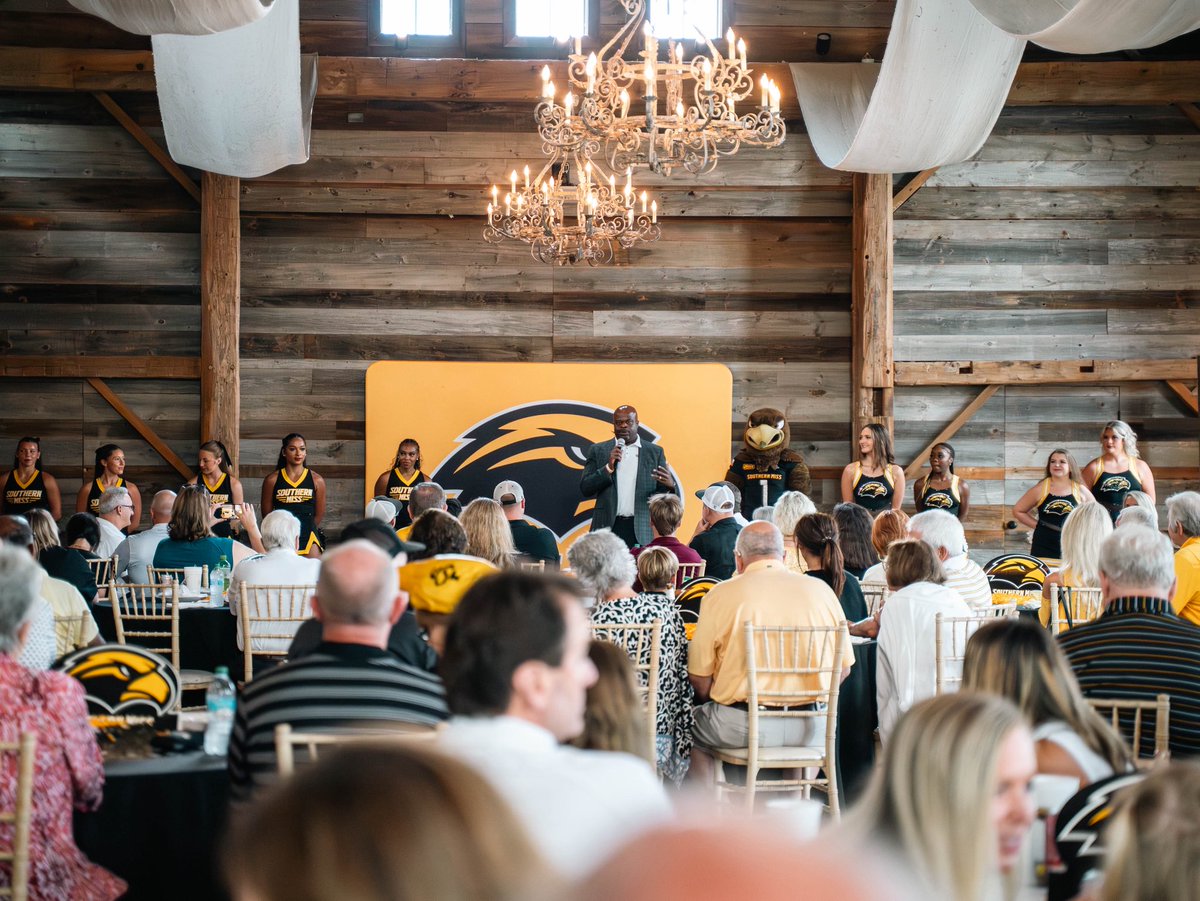 USMGoldenEagles's tweet image. Thanks to everyone that came out to Bridlewood in Madison last night!
Summer Tour Stop 1 βοΈ
@SouthernMissFB | #SMTTT