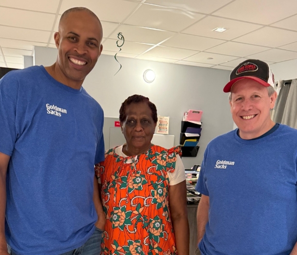 NYCAging's tweet image. From Wall Street to garden beds! 🌿 Goldman Sachs volunteers teamed up with JASA older adults in Brooklyn to transform a patio into a blooming sanctuary. Raised planters, fresh herbs, and heartfelt teamwork created a space to grow and thrive together. #NYCAging