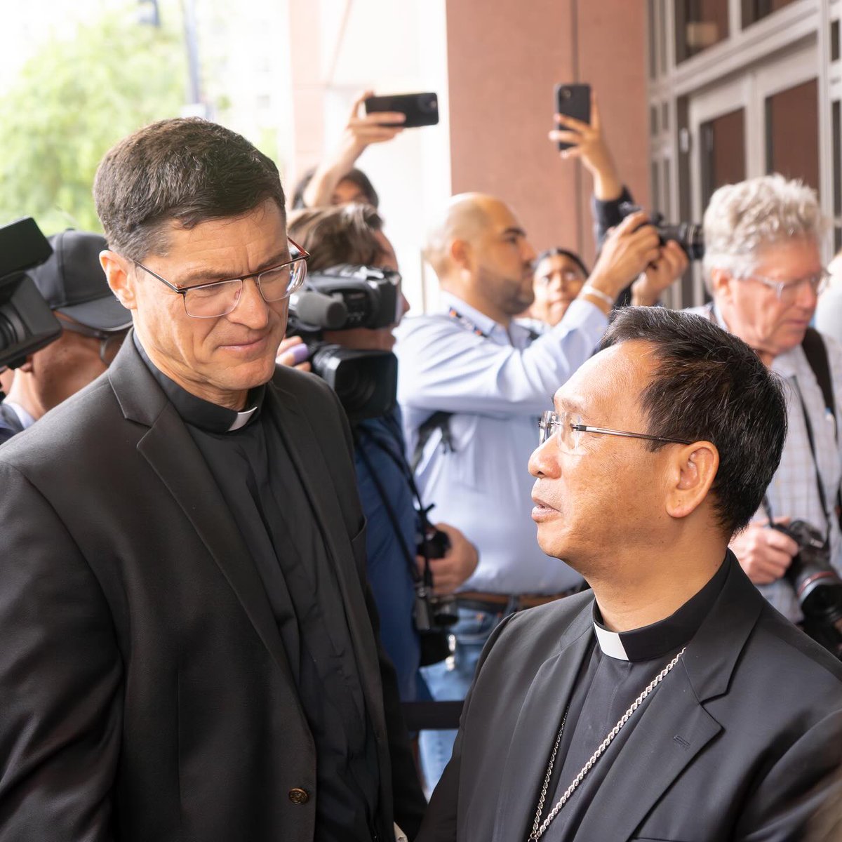 jesuitnews's tweet image. Fr. Scott Santarosa, SJ, shares how Jesuits are supporting immigrants in San Diego in the latest #AMDG podcast: ow.ly/Yngt50Ws5gG