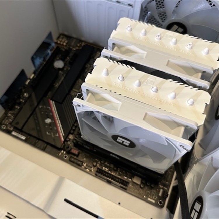 microcenter's tweet image. This week&apos;s #BuildoftheWeek is so clean, and it doesn&apos;t sacrifice power to do it! 😍 Check it out on Micro Center News: micro.center/b66b43