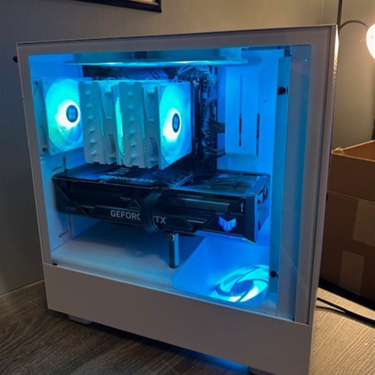 microcenter's tweet image. This week&apos;s #BuildoftheWeek is so clean, and it doesn&apos;t sacrifice power to do it! 😍 Check it out on Micro Center News: micro.center/b66b43