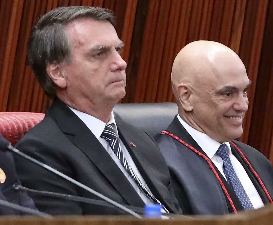 AndreteleSUR's tweet image. La mayoría de la Primera Sala del Supremo Tribunal Federal de Brasil votó en una sesión virtual a favor de mantener la decisión del juez Alexandre de Moraes, quien determinó este viernes la instalación de una tobillera electrónica al expresidente Jair Bolsonaro.
Además de…