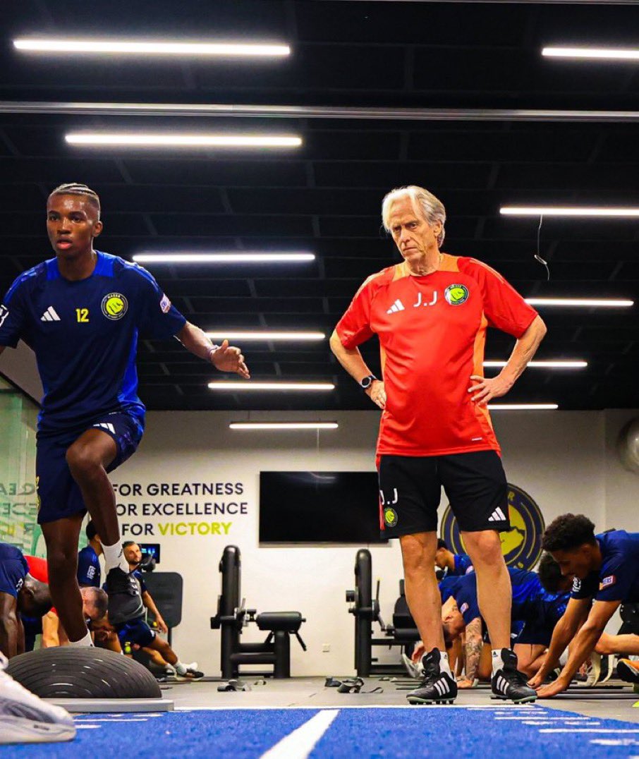 جيسوس يشرف على تدريبات تاليسكا 💛