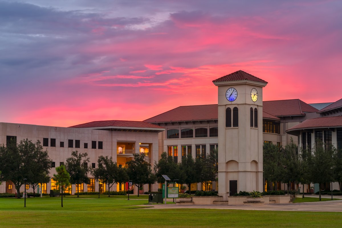 Let’s close out the week with this beautiful shot of sunset at our Osceola Campus! 
#valenciacollege #campuslife #pumaproud