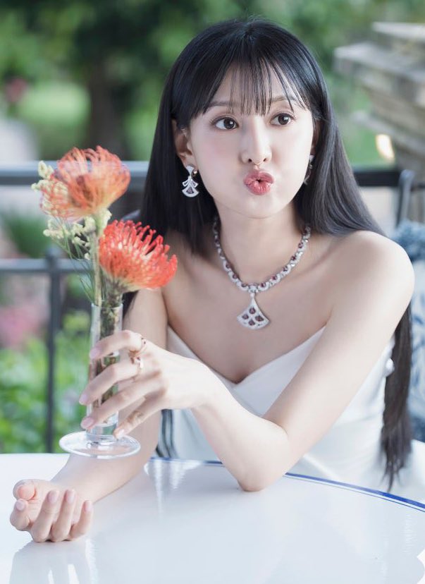 BigSis9ja's tweet photo. She deserves to shine. ✨
#KimJiWon #BigSis9ja #KNews #KBlog https://t.co/wiqNBN8OmH