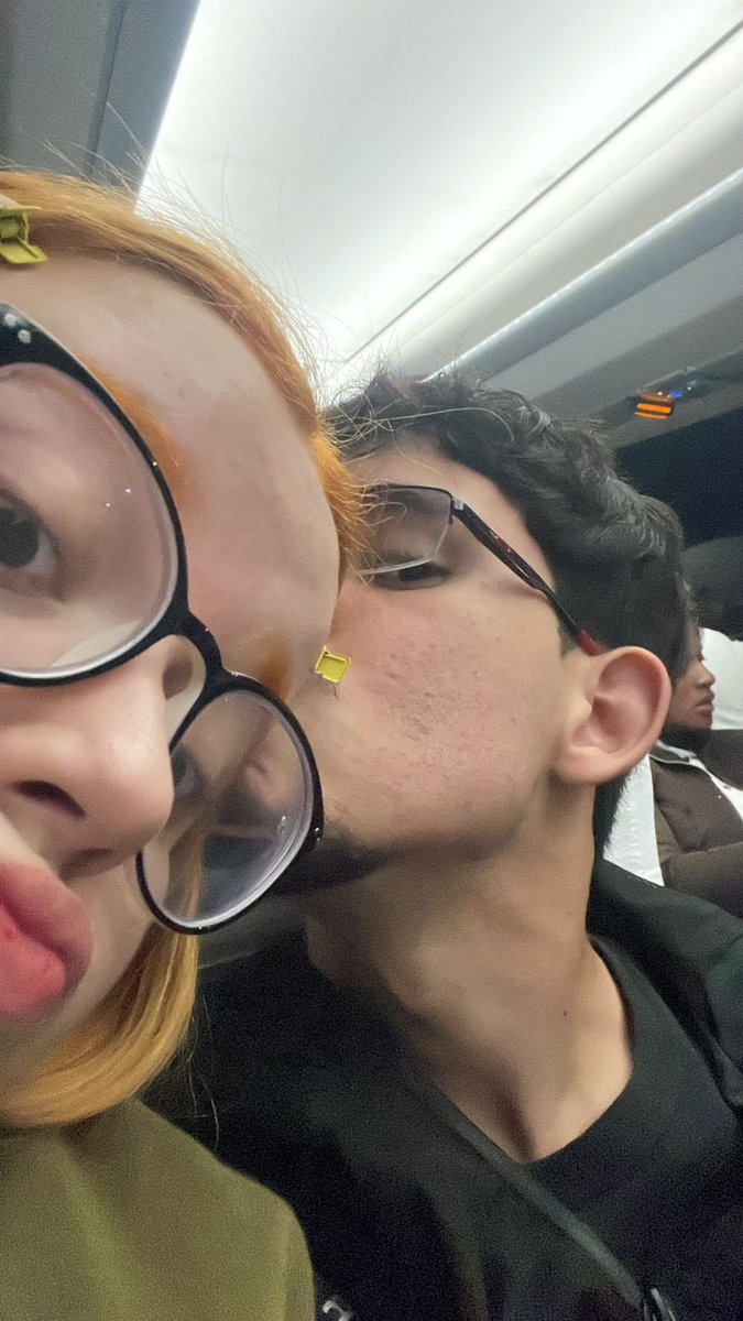 RafaelGarrafas's tweet image. e eu que tava andando de boa no shopping e do nada encontrei minha ídola @porndenji no shopping