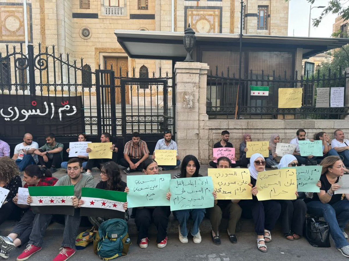 Ivan_Hassib's tweet image. مؤيدون لهجوم العشائر على الدروز في السويداء يعتدون على نشطاء سلميين طالبوا بوقف إراقة دماء السوريين أمام البرلمان السوري في دمشق